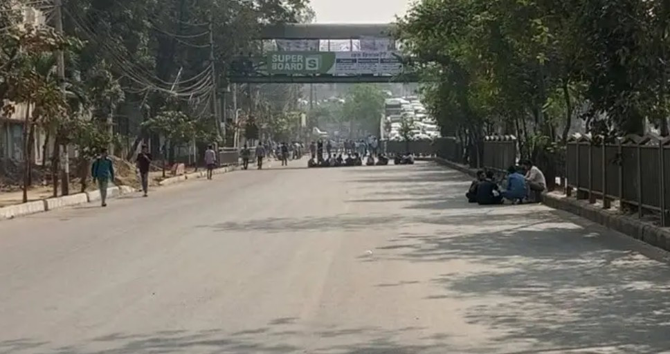 আড়াই ঘণ্টা পর সাতরাস্তা ছাড়লেন শিক্ষার্থীরা